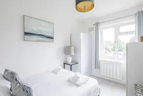 Lovely 2 bedroom apartment - ideal location - Image 2