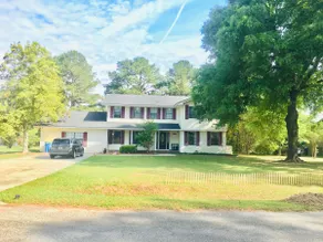 Large Home with A Pool & Four Bedrooms - Image 2