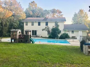Large Home with A Pool & Four Bedrooms - Image 4
