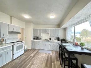 Spacious open concept suite with huge deck BBQ - Image 4