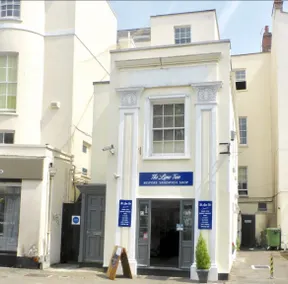 Studio Flat Central Cheltenham Parking off road - Image 3