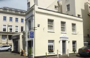 Studio Flat Central Cheltenham Parking off road - Image 2