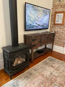 Adorable Fully Restored 1895 Pioneer House - Image 4