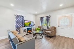 Bright & Cheerful Home (4 beds, 3 bedroom, 2 bath) - Image 4