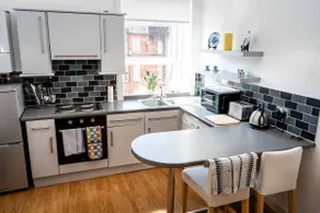 Charming 1-bed Southside Flat in Great Location - Image 3