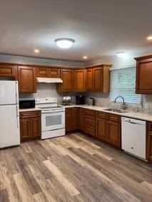 Clean, comfy, walk to downtown - Image 4
