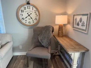 Clean, comfy, walk to downtown - Image 3