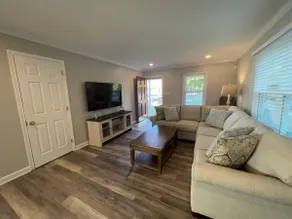 Clean, comfy, walk to downtown - Image 2