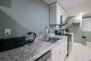 Private 2-bedroom unit mins from Airport & NYC - Image 5