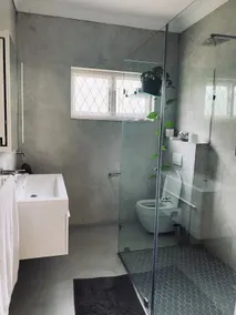 Modern 1 Bedroom unit overlooking pool - Image 5