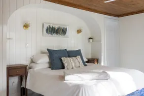 Spacious 5-bed with hot tub, 12 min to Sugarbush - Image 3