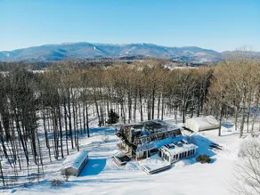 Spacious 5-bed with hot tub, 12 min to Sugarbush - Image 2