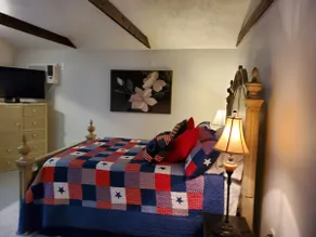 Guesthouse in Historic District of Columbus, TX - Image 4