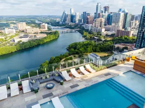 Modern Luxury Downtown, Mins to Everything - Image 2