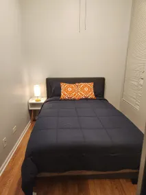 Lovely 3 bedroom unit with very high ceilings. - Image 3