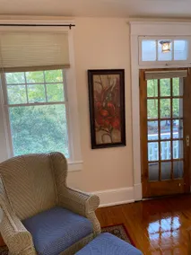 Lovely 2-bedroom 1100 sq ft Apt with free parking - Image 4