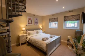 Stylish Central 2 Bedroom Apartment - Image 4