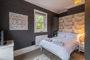 Stylish Central 2 Bedroom Apartment - Image 2