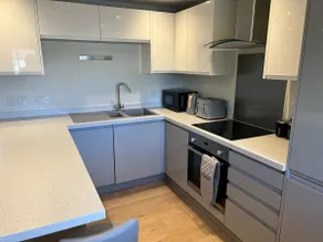 Modern, spacious 2-bedroom self-contained flat - Image 4