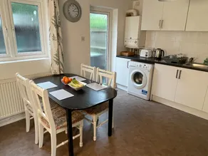 3-bedroom home with free parking - Image 5