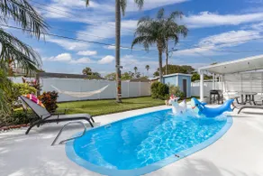 Home in Melbourne with pool - Image 2