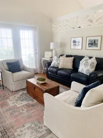 Quaint cottage on scenic horse farm - Image 4
