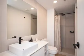 Quiet Gorgeous Queen Bed Studio + Jacuzzi - Image 4