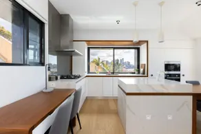 Stylish 2 bed penthouse with Harbour Bridge View - Image 3