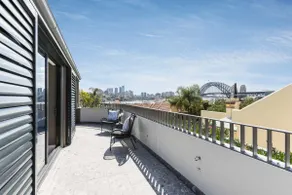 Stylish 2 bed penthouse with Harbour Bridge View - Image 2