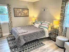 Charming Coastal Cottage Near Beach & Downtown - Image 2