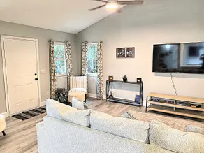 Charming Coastal Cottage Near Beach & Downtown - Image 3