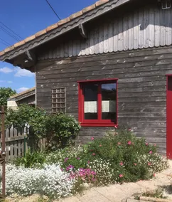 Wooden house in village very close to Niort. - Image 2