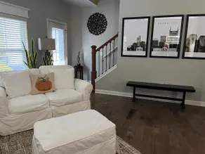 Stylish 2 Bd/2.5 Ba Townhome - Image 3