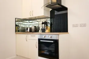 Glasgow: Studio Apartment - Image 5