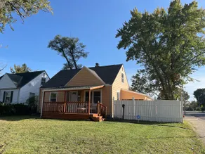 Charming 3BR Cape Cod with Free Off-Street Parking - Image 2