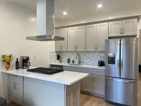 Remarkable Queens 2 bed 2 bath with office space - Image 4