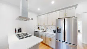 Remarkable Queens 2 bed 2 bath with office space - Image 2