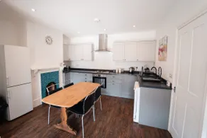 Stunning 2 bedroom home 15 minutes walk to beach - Image 4