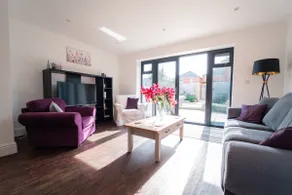 Stunning 2 bedroom home 15 minutes walk to beach - Image 2