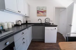 Stunning 2 bedroom home 15 minutes walk to beach - Image 5