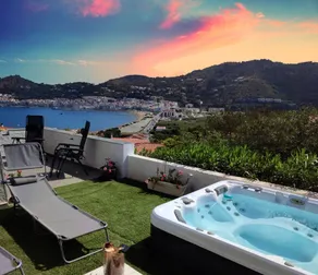 House with beautiful views and an outdoor Jacuzzi - Image 2