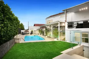 Cheerful 5 bedroom family home with pool - Image 2