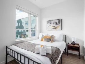 Luxury Gray & Gold Executive Suite in Heart of Col - Image 2