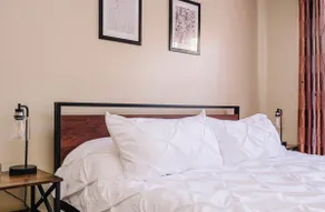 Convenient Location near ammenities. KING size bed - Image 3