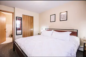 Convenient Location near ammenities. KING size bed - Image 5