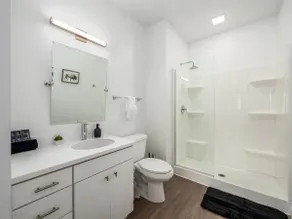 Shades of Blue Elegant Suite l Free Parking + Gym - Image 3
