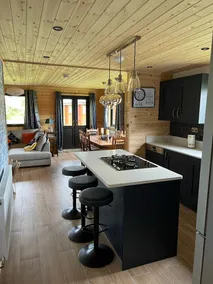 Luxury 3 bedroom, 3 bathroom lodge with hot tub - Image 2