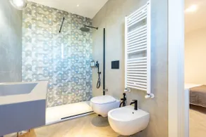 Apartment with 5 bedrooms with en-suite bathroom - Image 3