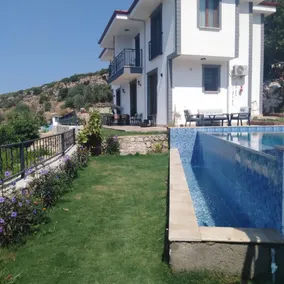 Sheltered with a private pool and magnificent sea view - Image 2