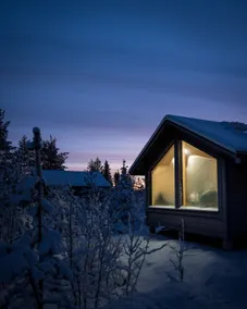 Atmospheric northern lights cabin in the middle of nature - Image 2